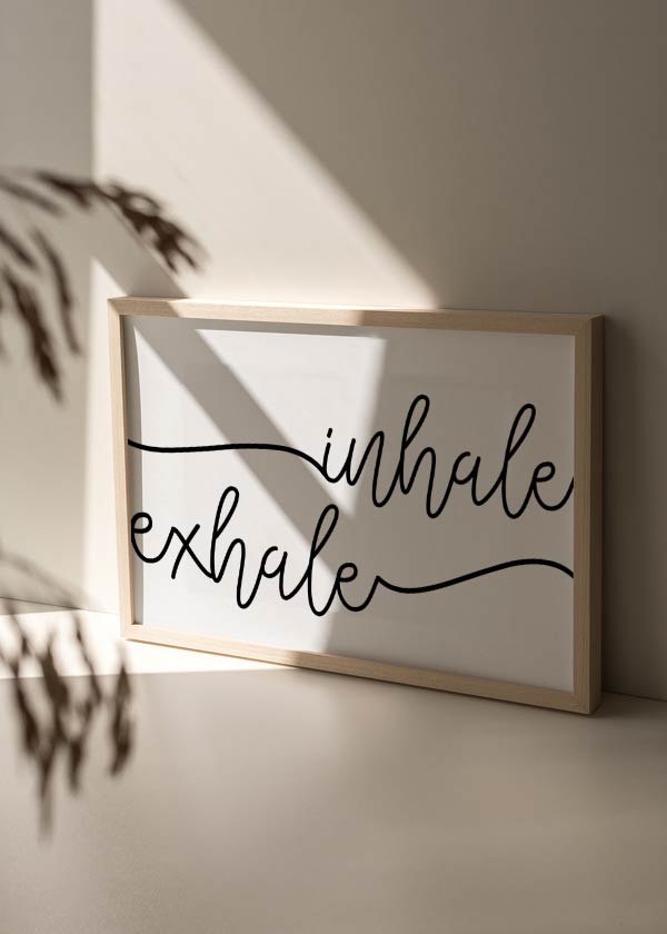 Cuadro horizontal con frase inhale exhale en caligrafía negra continua sobre fondo blanco, composición limpia, elegante y de estilo con frases. Disponible en kudeko.com