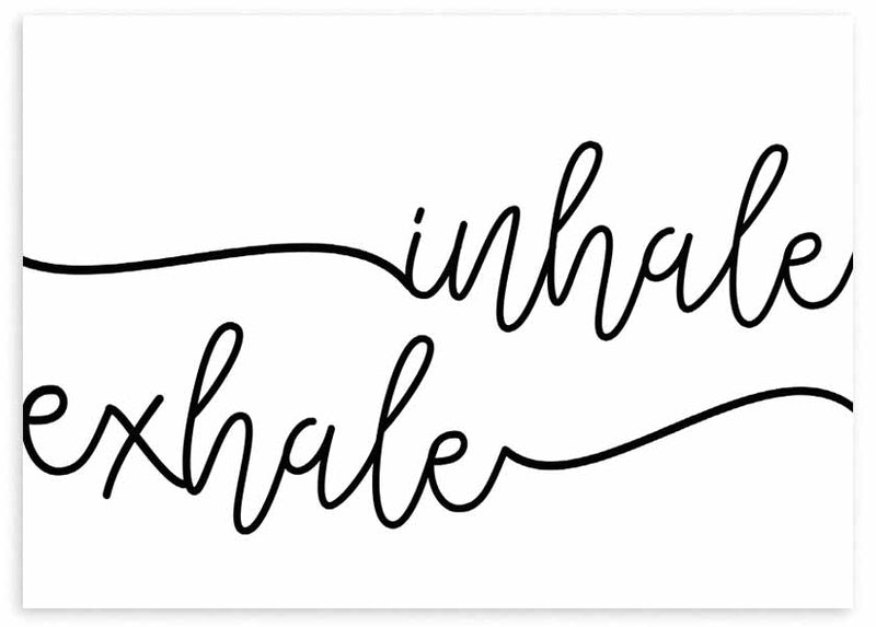 Horizontales Wandbild mit Schriftzug inhale exhale in schwarzer durchgehender Kalligrafie auf weißem Hintergrund, klare Komposition, Schwarz-Weiß-Töne und moderner typografischer Stil. Erhältlich auf kudeko.com