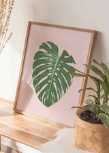 decoración con cuadros, ideas - lámina decorativa de hoja monstera verde sobre fondo beige, estilo nórdico y de flores - kudeko