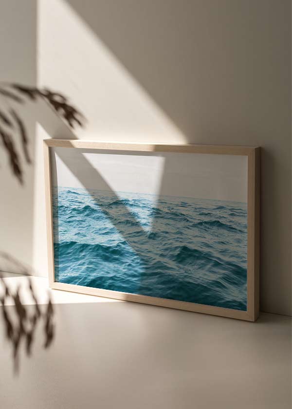 Horizontales Wandbild mit offenem Meer, sanften Wellen in Türkisblau, Hellblau und Weiß, klarem Horizont und ruhigem fotografischem Stil. Erhältlich auf kudeko.com