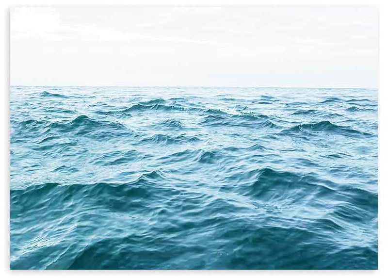 Tableau horizontal de mer ouverte avec vagues douces bleu turquoise, bleu ciel et blanc, horizon dégagé et style photographique apaisant. Disponible sur kudeko.com