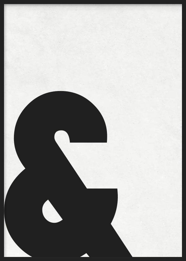 Gerahmtes Wandbild mit großem schwarzem Ampersand auf elfenbeinweißem, strukturiertem Hintergrund, klarer Komposition, markantem Kontrast und minimalistischem Stil. Erhältlich auf kudeko.com