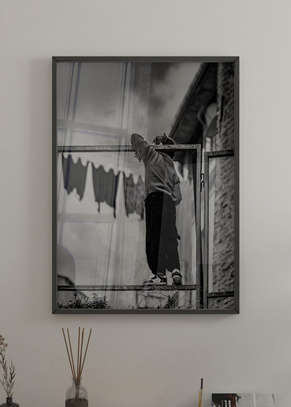 decoración con cuadros, ideas - cuadro fotográfico en blanco y negro de niño jugando - kudeko