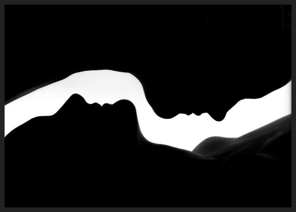 Cuadro horizontal con siluetas humanas enfrentadas en negro y blanco, composición de alto contraste con contornos fluidos y estilo blanco y negro. Disponible en kudeko.com