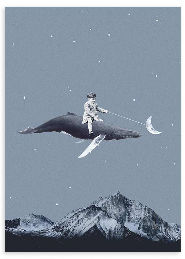 Quadro com criança sobre baleia a voar entre estrelas, lua crescente e montanhas nevadas em tons azul acinzentado, de estilo fotográfico poético. Disponível em kudeko.com