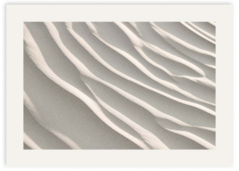 Tableau horizontal avec relief abstrait de lignes ondulées, dans des tons sable, blanc cassé et gris doux, au style minimaliste et organique. Disponible sur kudeko.com
