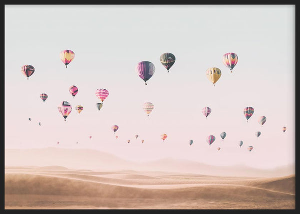 Cuadro horizontal de globos aerostáticos sobre dunas desérticas en tonos rosa, beige arena, malva y detalles multicolor, de estilo fotográfico. Disponible en kudeko.com