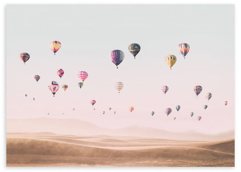 Horizontales Wandbild mit Heißluftballons über Wüstendünen, in Puderrosa, Sandbeige, Malve und mehrfarbigen Details, im ruhigen fotografischen Stil gestaltet. Erhältlich auf kudeko.com