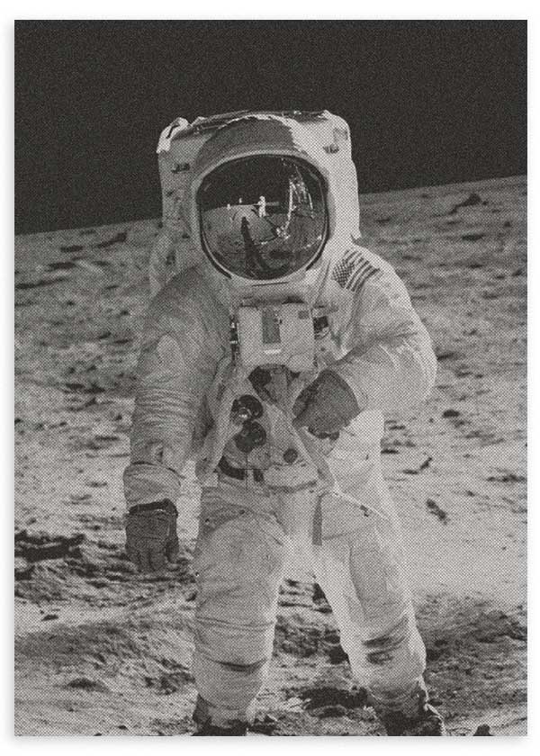 Cuadro de astronauta sobre la luna con traje espacial blanco, fondo oscuro y paisaje lunar en tonos grises, de estilo fotográfico. Disponible en kudeko.com