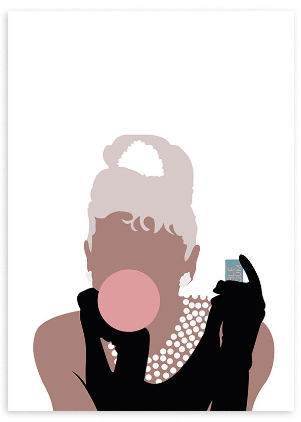 Cuadro de retrato femenino icónico con moño alto, collar de perlas, guantes negros, chicle rosa y fondo blanco, en estilo minimalista. Disponible en kudeko.com