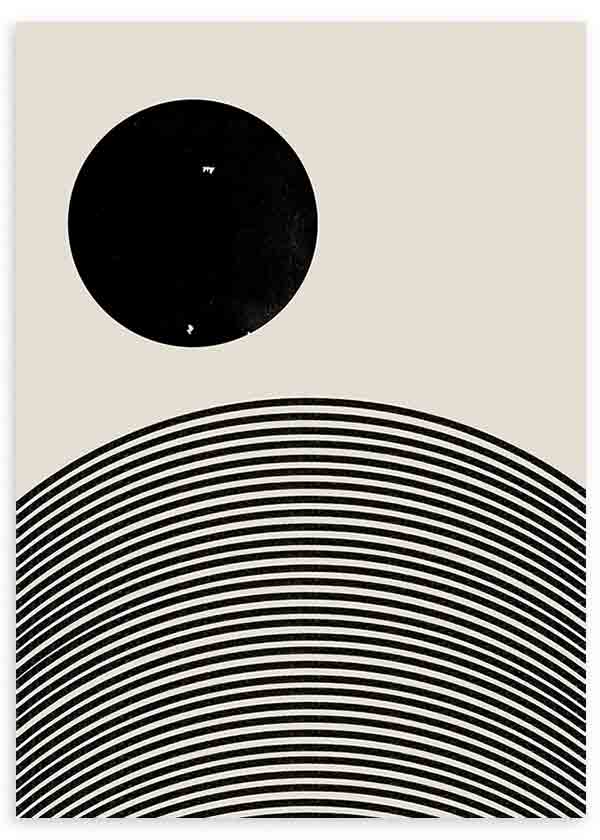 Cuadro con círculo negro superior y arcos concéntricos negros sobre fondo beige claro, composición limpia de estilo geométrico. Disponible en kudeko.com