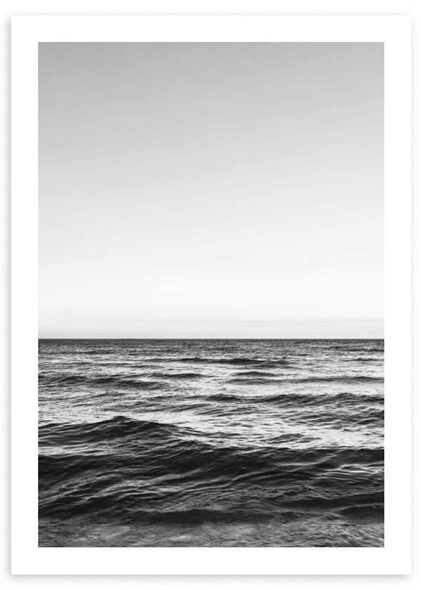 Wandbild vom Meer in Schwarz-Weiß mit offenem Horizont, hellem Himmel, sanften Wellen und ruhigem fotografischem Stil in grauen und schwarzen Tönen. Erhältlich auf kudeko.com