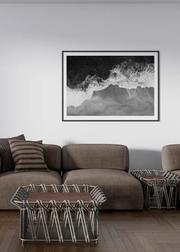 Cuadro horizontal de mar en vista aérea con olas de espuma blanca, agua negra y arena gris, de estilo blanco y negro. Disponible en kudeko.com