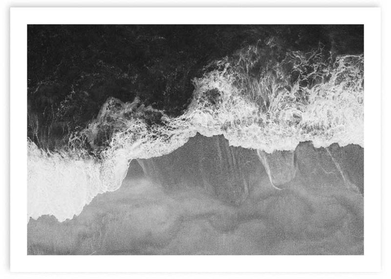 Tableau horizontal de mer en vue aérienne avec vagues d’écume blanche, eau sombre, sable gris et style noir et blanc épuré. Disponible sur kudeko.com