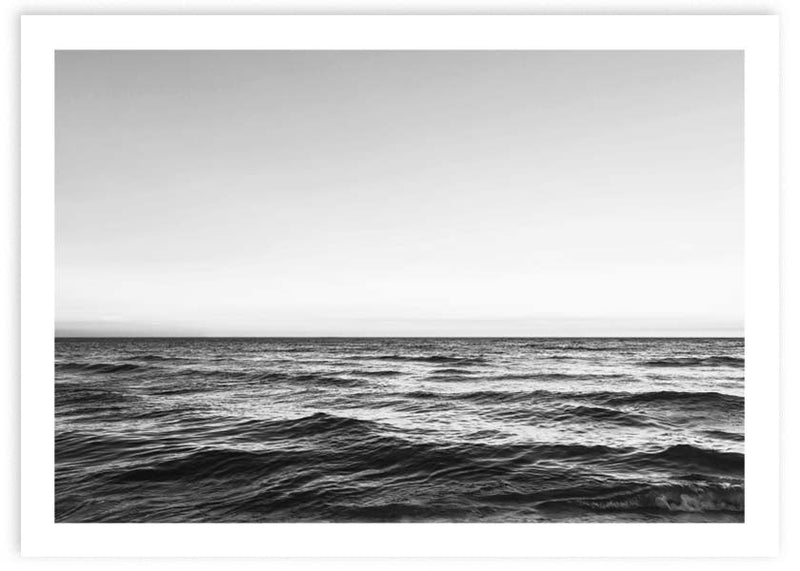 Horizontales Wandbild mit Meeresmotiv in Schwarz-Weiß, klarem Horizont, sanften Wellen, weitem Himmel und fotografischem Stil mit ruhiger, reduzierter Wirkung. Erhältlich auf kudeko.com