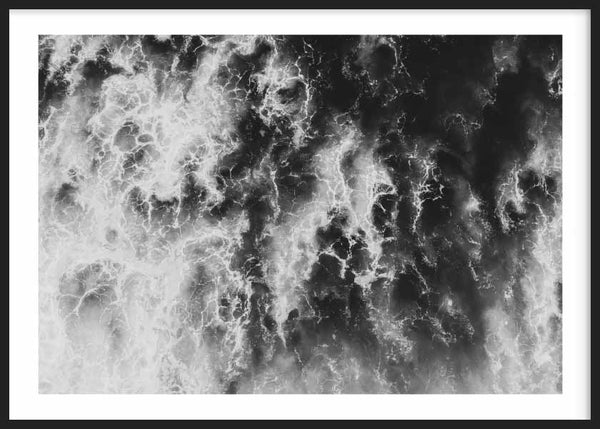 Quadro horizontal com vista aérea do mar, espuma branca em movimento, águas escuras, contraste definido e estilo contemporâneo a preto e branco. Disponível em kudeko.com