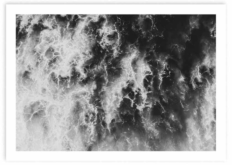 Tableau horizontal avec vue aérienne de la mer, écume blanche en mouvement, eaux sombres, contraste marqué et style noir et blanc contemporain. Disponible sur kudeko.com