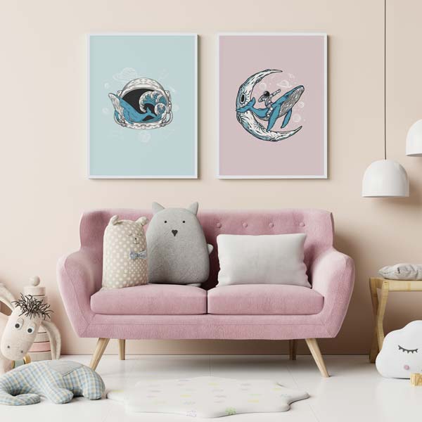 Decoración con cuadros, mural -  cuadro infantil de ballena y casco de astronauta en tonos azules. Lámina infantil de animal ballena.