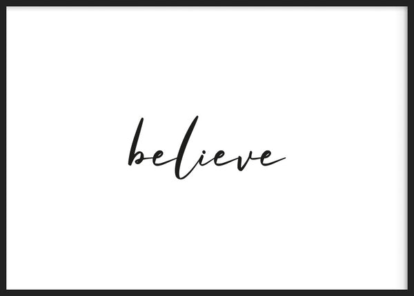 Horizontales Wandbild mit dem Wort Believe in schwarzer Kalligrafie auf weißem Hintergrund, klar, hell und inspirierend, im modernen typografischen Stil mit Botschaft. Erhältlich auf kudeko.com
