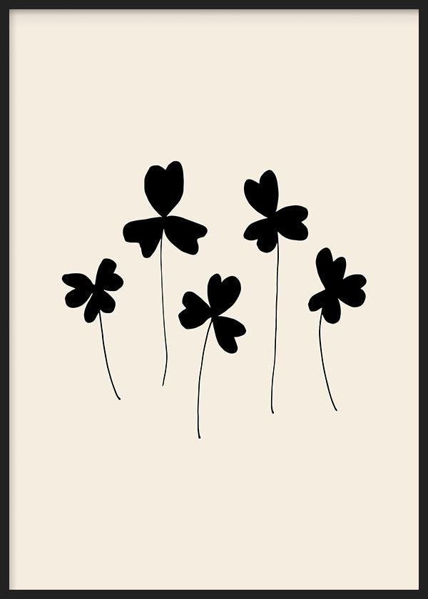 Cuadro de cinco flores negras con pétalos redondeados, tallos finos y fondo beige claro, composición limpia de estilo minimalista. Disponible en kudeko.com