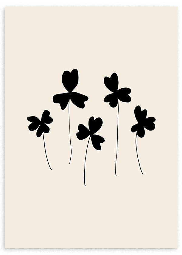 Wandbild mit fünf schwarzen Blumen, abgerundeten Blütenblättern, feinen Stielen, hellbeigem Hintergrund und klarer Komposition im minimalistischen Stil. Erhältlich auf kudeko.com