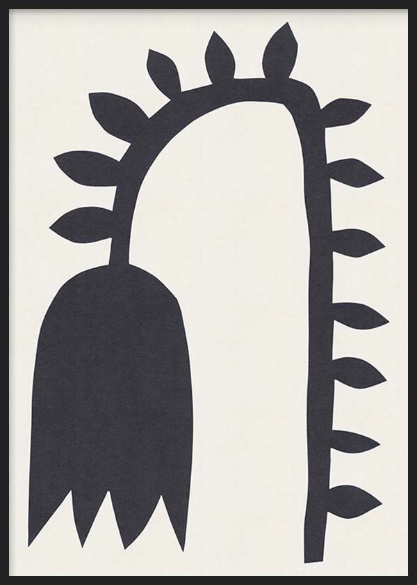 Cuadro con flor negra de silueta alargada, tallo curvo con hojas laterales, fondo blanco cálido y composición de estilo minimalista. Disponible en kudeko.com