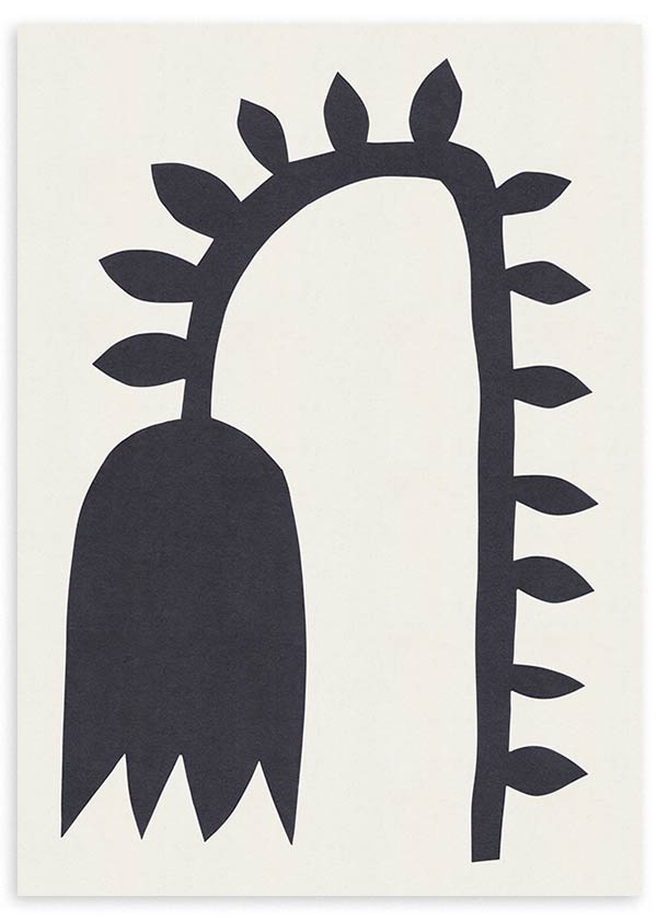 Cuadro con flor negra de silueta alargada, tallo curvo con hojas laterales, fondo blanco cálido y composición de estilo minimalista. Disponible en kudeko.com