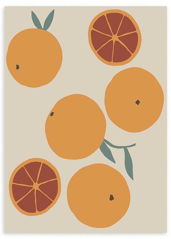 Wandbild mit ganzen Orangen und Scheiben auf beigem Hintergrund, in Orange, Terrakotta und sanftem Grün, mit minimalistischer und klarer Gestaltung. Erhältlich auf kudeko.com