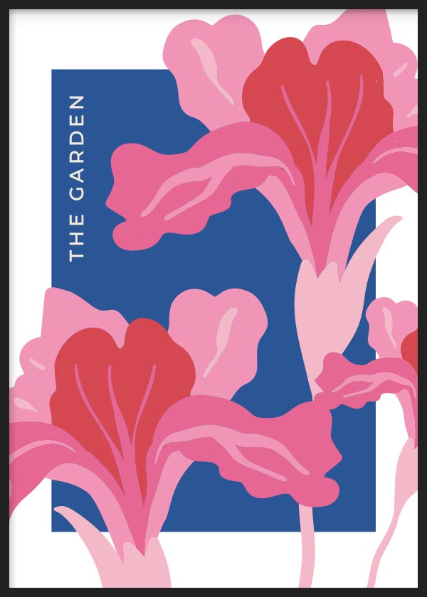 Cuadro con flores grandes en rosa, fucsia y rojo sobre fondo azul intenso, composición floral moderna con texto lateral The Garden, de estilo floral. Disponible en kudeko.com