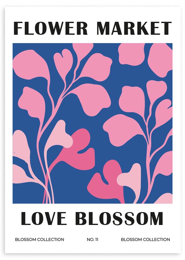 Gerahmtes Wandbild mit abstrakten Blumen in organischen rosa Formen auf tiefblauem Hintergrund, schwarzer Typografie und modernem floralem Stil für die Wandgestaltung. Erhältlich auf kudeko.com