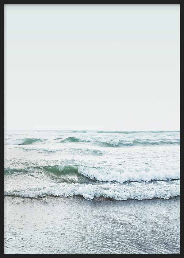 Cuadro de mar con olas suaves en la orilla, espuma blanca, agua azul verdosa, arena húmeda y estilo fotográfico sereno. Disponible en kudeko.com