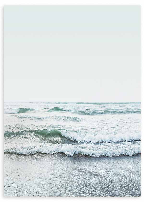 Tableau encadré représentant la mer avec vagues douces sur le rivage, écume blanche, eau bleu vert, sable humide et style photographique apaisant. Disponible sur kudeko.com