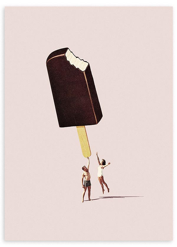 Quadro emoldurado com gelado gigante de chocolate mordido, fundo rosa claro, duas pequenas figuras humanas e composição surrealista em estilo de ilustração nos tons castanho, bege e rosa. Disponível em kudeko.com