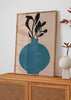 decoración con cuadros, ideas - lámina decorativa de ilustración de jarrón azul con flores negras sobre fondo color tierra, estilo nórdico - kudeko