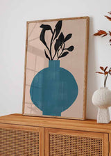 decoración con cuadros, ideas - lámina decorativa de ilustración de jarrón azul con flores negras sobre fondo color tierra, estilo nórdico - kudeko