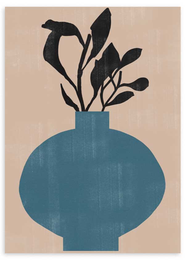 Quadro emoldurado com jarra azul arredondada, ramos de folhas pretas, fundo bege suave e composição minimalista de linhas depuradas. Disponível em kudeko.com