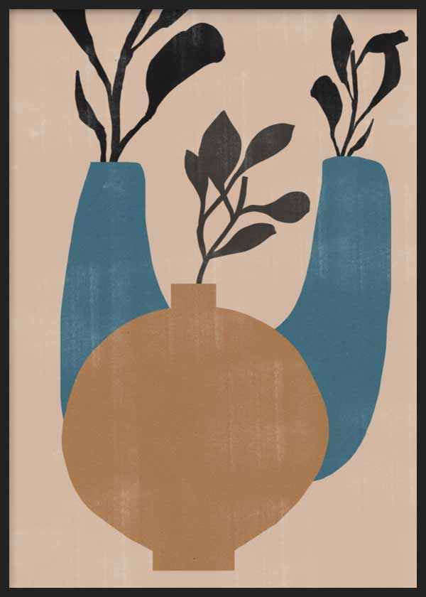Cuadro de tres jarrones estilizados con hojas negras, fondo beige y formas en azul petróleo y arena, de estilo minimalista. Disponible en kudeko.com