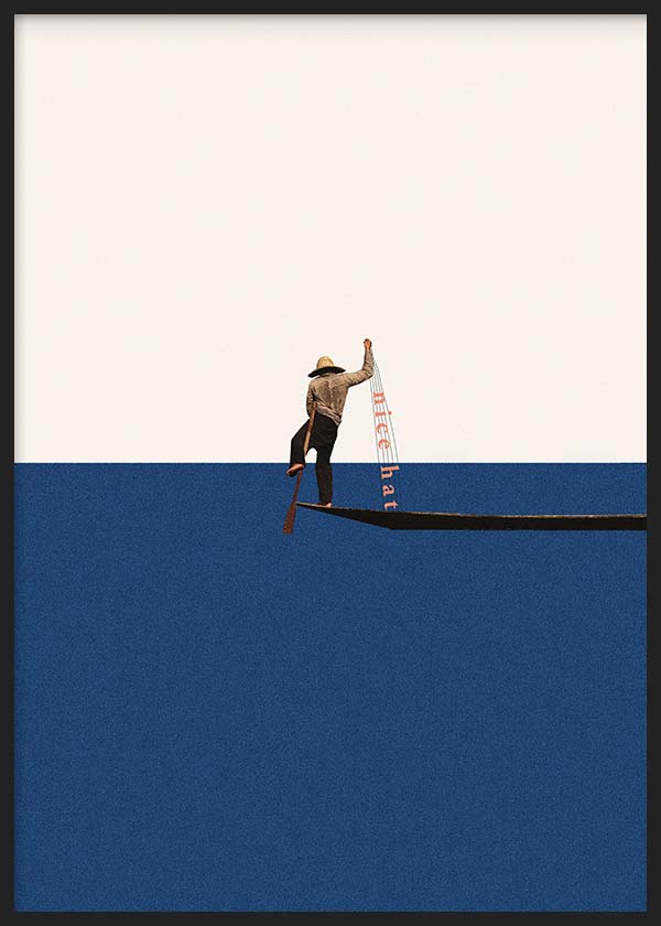 Cuadro de pescador solitario sobre una barca negra, con fondo blanco amplio y mar azul intenso, composición limpia de estilo minimalista. Disponible en kudeko.com