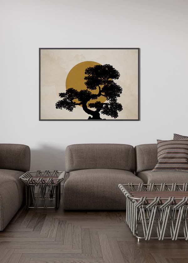 Horizontales Wandbild mit schwarzer Silhouette eines Baumes mit dichter Krone vor großem senffarbenem Kreis, hellem beigem Hintergrund und minimalistischem Stil. Erhältlich auf kudeko.com