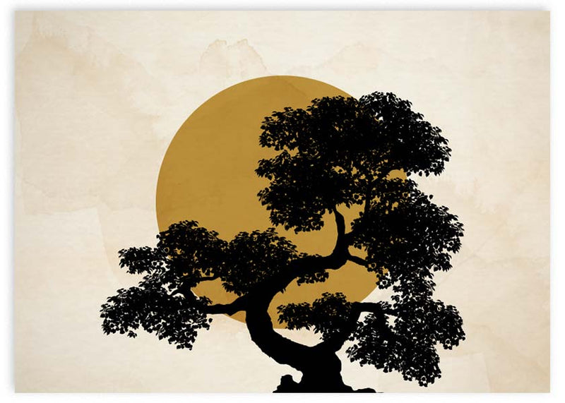Horizontales Wandbild mit schwarzer Silhouette eines Baumes mit dichter Krone vor großem senffarbenem Kreis, hellem beigem Hintergrund und minimalistischem Stil. Erhältlich auf kudeko.com