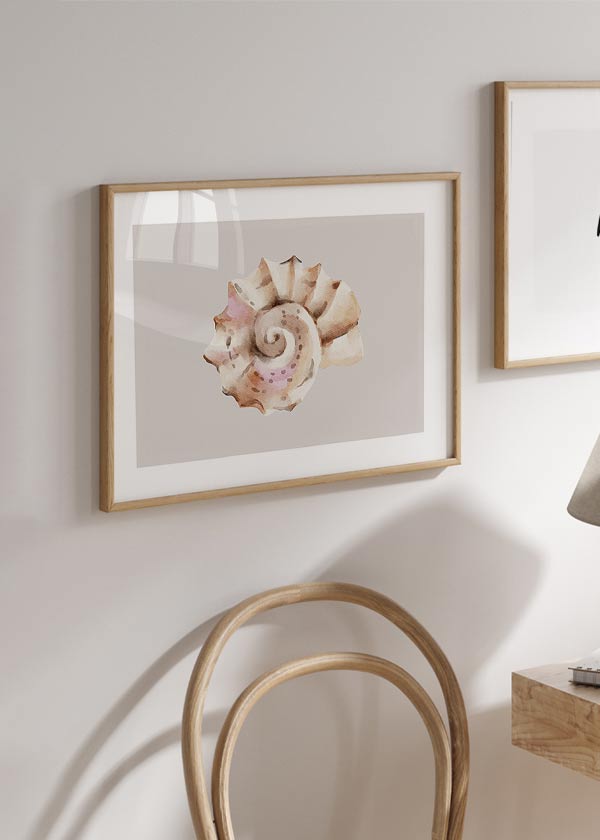 Horizontales Wandbild mit spiralförmiger Meeresschnecke in Beige, Sand, zartem Rosa und hellem Braun auf neutralem Hintergrund, im Stil Natur und Landschaften für eine ruhige Wandgestaltung. Erhältlich auf kudeko.com