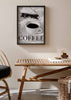 decoración con cuadros, ideas - lámina decorativa de fotografía en blanco y negro de café con gafas de sol - kudeko