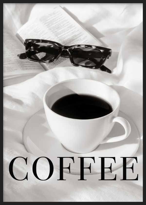 Cuadro con taza de café negro sobre plato blanco, libro abierto, gafas oscuras y telas claras en tonos blanco, negro y gris, de estilo fotográfico. Disponible en kudeko.com