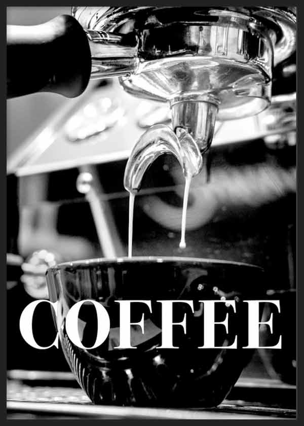 Cuadro de cafetera espresso sirviendo café sobre taza negra con tipografía grande, en tonos blanco y negro y estilo con frases. Disponible en kudeko.com