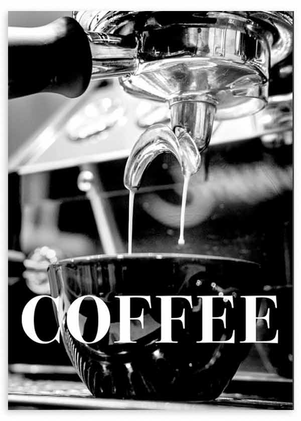 Quadro com máquina de espresso a servir café para uma chávena preta, palavra COFFEE em grande, tons preto e branco e estilo contemporâneo com texto. Disponível em kudeko.com