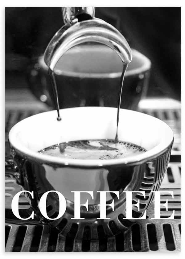 Cuadro de taza de espresso con café cayendo desde cafetera, en tonos blanco y negro, con contraste intenso y estilo fotográfico. Disponible en kudeko.com
