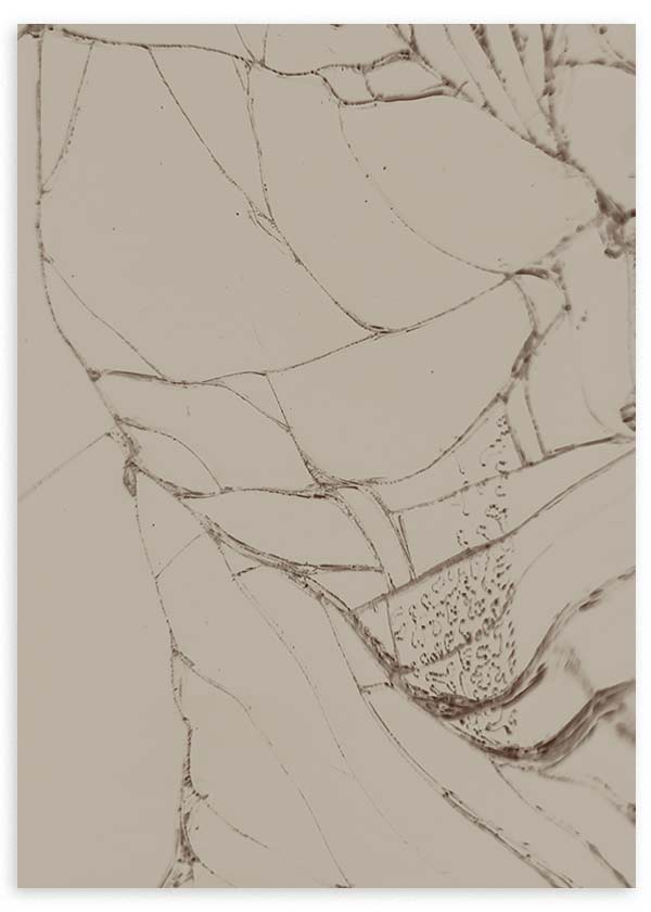 Cuadro con composición abstracta de formas orgánicas superpuestas, líneas marrón suave y fondo beige claro, de estilo abstracto. Disponible en kudeko.com
