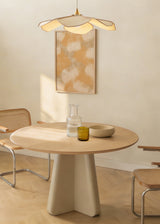 Tableau avec composition abstraite de formes superposées en tons moutarde, beige, crème et blanc cassé, texture visuelle douce et style contemporain apaisant. Disponible sur kudeko.com