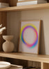 Tableau encadré avec halo ovale diffus jaune, fuchsia, bleu, violet et touches turquoise sur fond clair, dans un style abstrait contemporain. Disponible sur kudeko.com