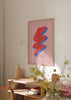 Tableau encadré avec éclair zigzag rouge, ombre bleue, fond rose poudré et composition abstraite au style graphique pour décoration murale contemporaine. Disponible sur kudeko.com